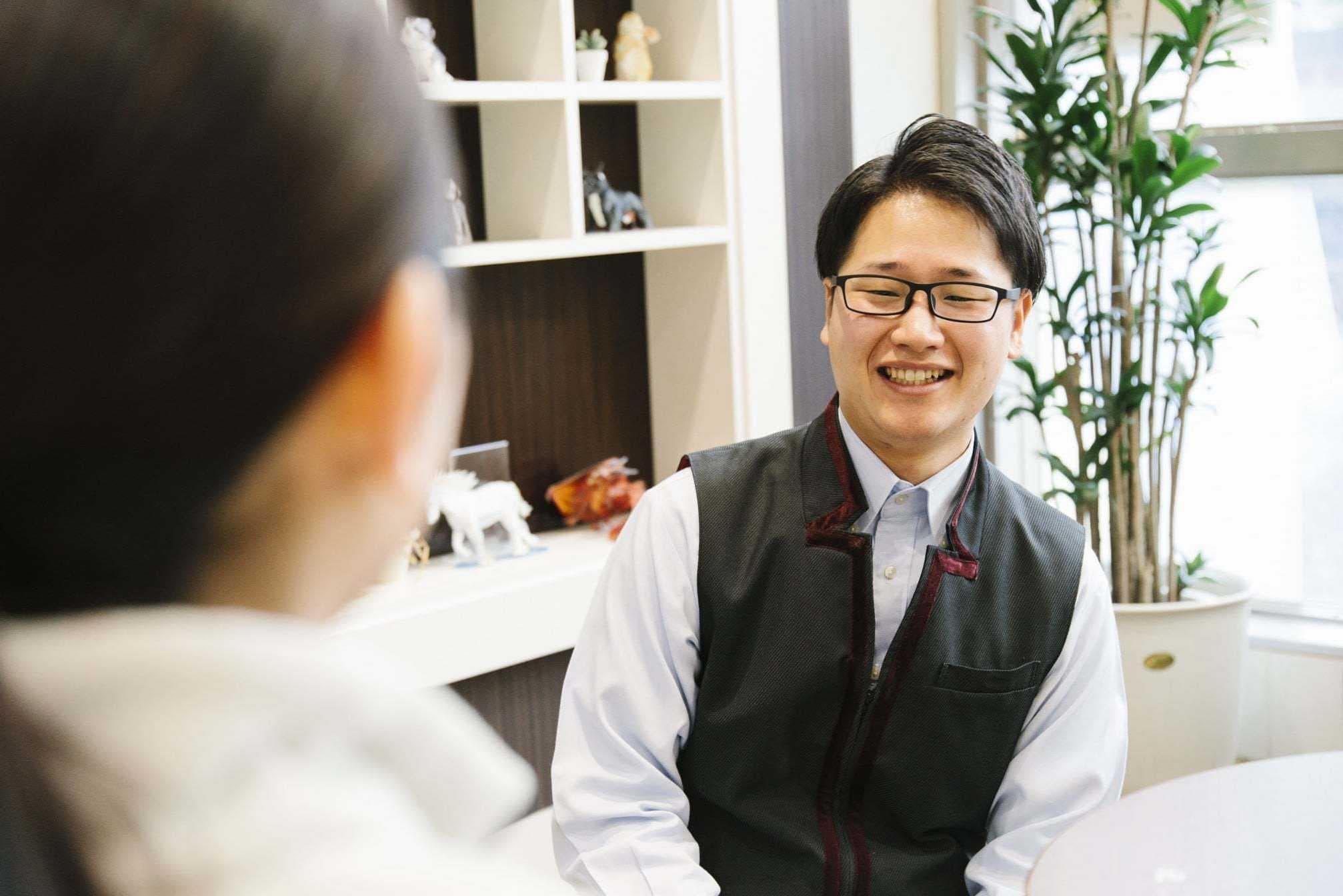 お客様とお話しするスタッフ